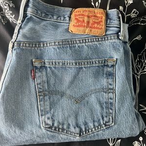 Levi 501 light wash jeans